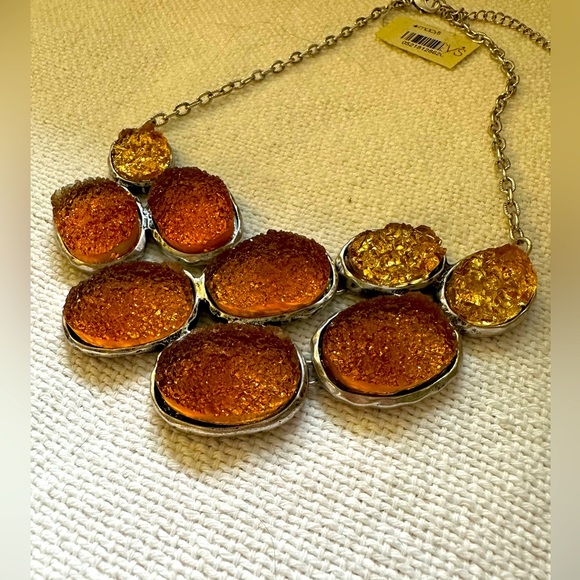 Macy’s - NWT - Large Druzy statement necklace amber like colour - Picture 5 of 5